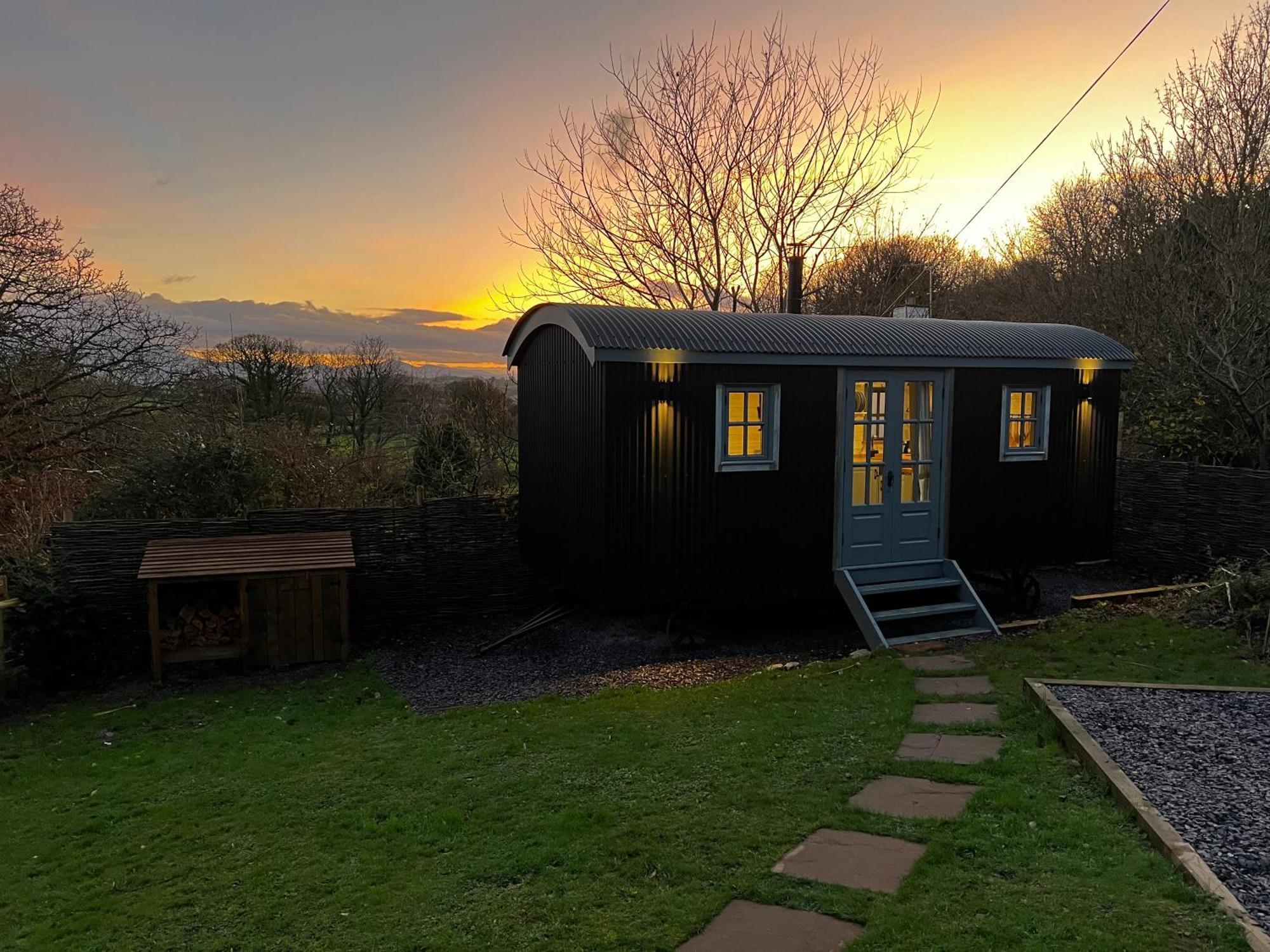 Mountain View Shepherd'S Hut For 2 Adults, 1 Dog Villa Llangoed Eksteriør billede