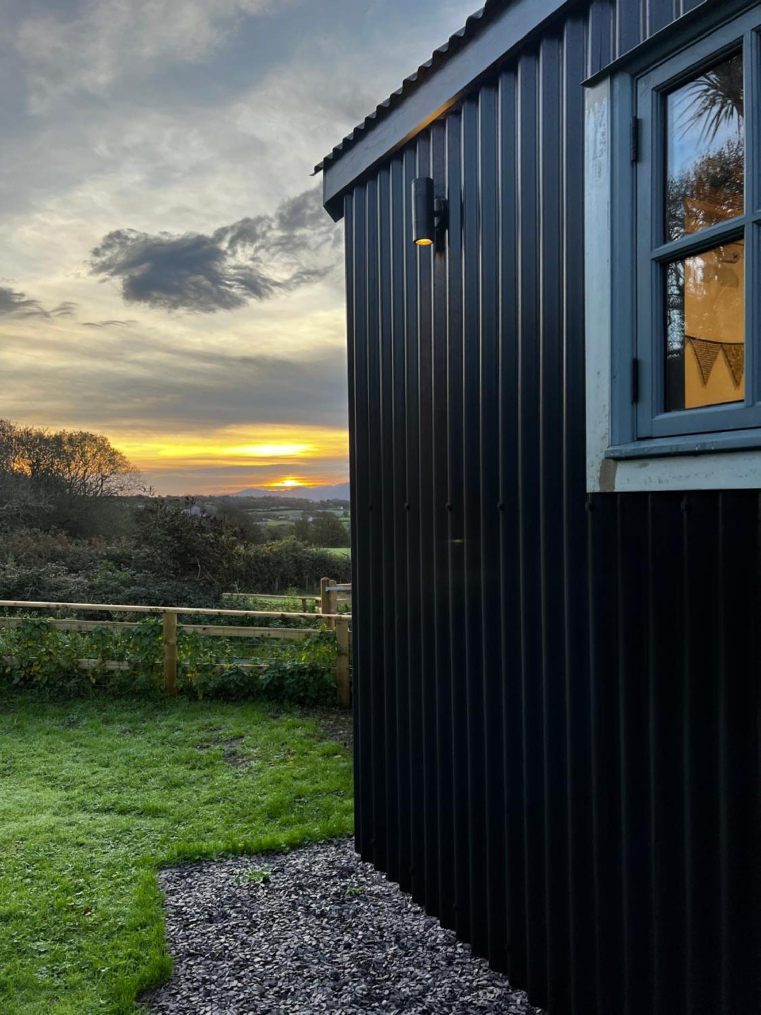 Mountain View Shepherd'S Hut For 2 Adults, 1 Dog Villa Llangoed Eksteriør billede