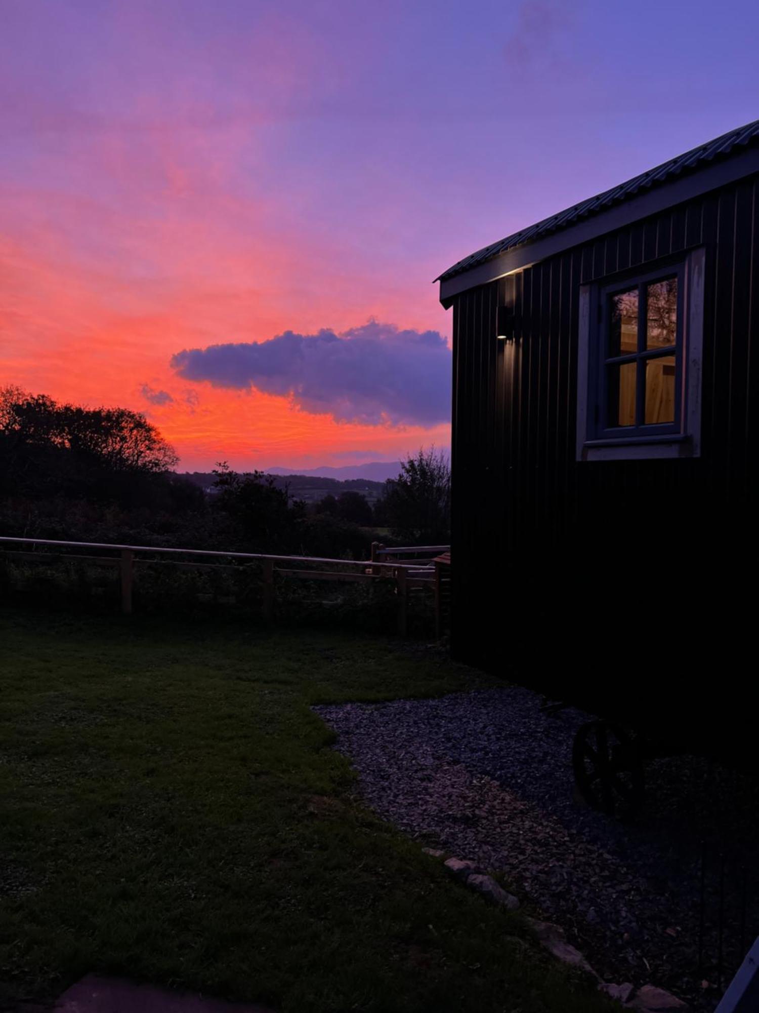 Mountain View Shepherd'S Hut For 2 Adults, 1 Dog Villa Llangoed Eksteriør billede