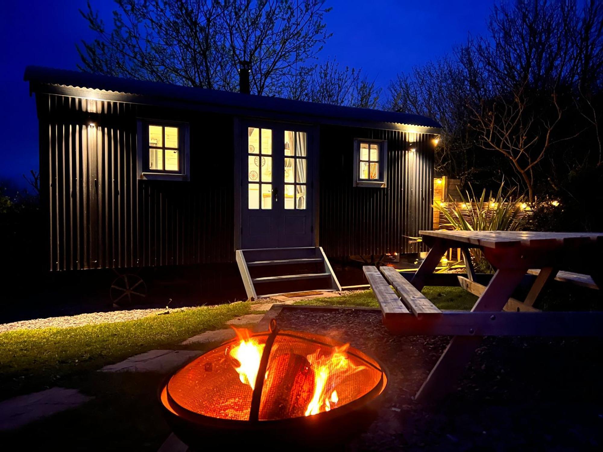 Mountain View Shepherd'S Hut For 2 Adults, 1 Dog Villa Llangoed Eksteriør billede